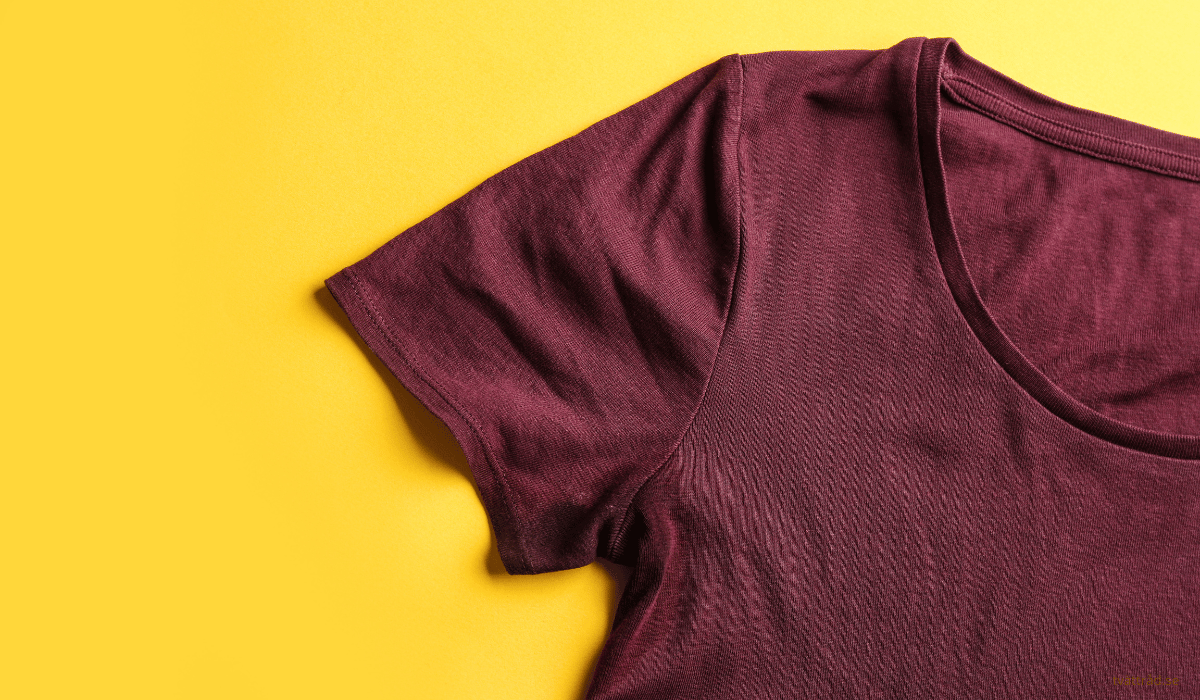 Svettfläckar i armhålorna på en tröja